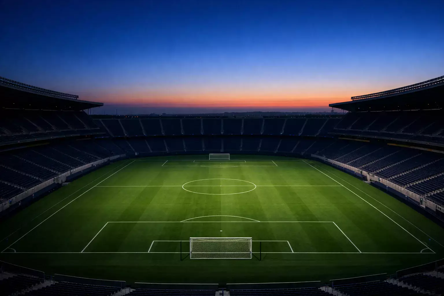 Fußballstadion in der Abenddämmerung mit Blick auf den morgigen Spieltag